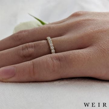 Yellow gold Round brilliant cut diamond line band