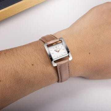 V Avenue 22.5x17mm, White Dial, Quartz Movement, Stainless Steel Case, Leather Strap Watch