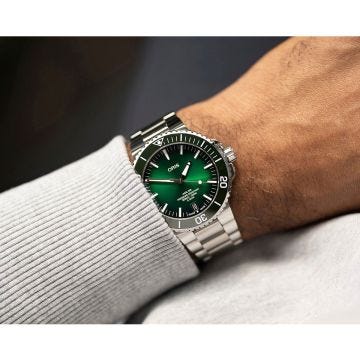 Aquis Date Calibre 400 43.5mm Green Dial Automatic Movement Stainless Steel Case Stainless Steel Bracelet Watch