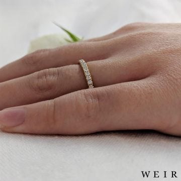 18k yellow gold Round brilliant cut diamond line band