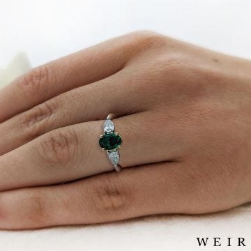 18k yellow gold Oval cut Emerald Dress Ring