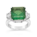18K white gold and Emerald Ring with diamonds